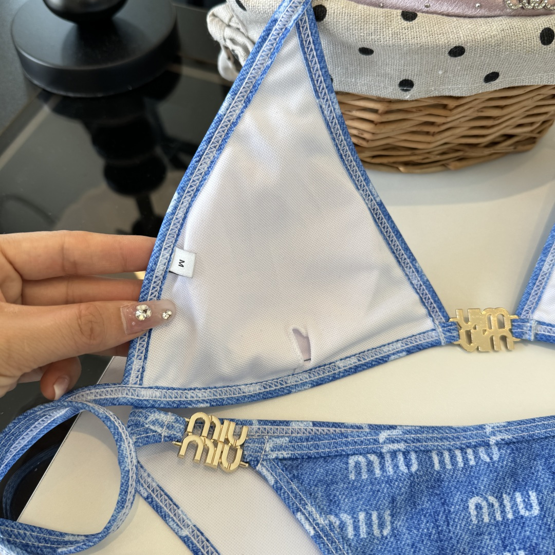 。 miumiu缪缪新款比基尼😍🥰适合多种场景的游泳衣🏊‍♀️海边 游泳池 温泉 水上乐园 漂流都可以😌