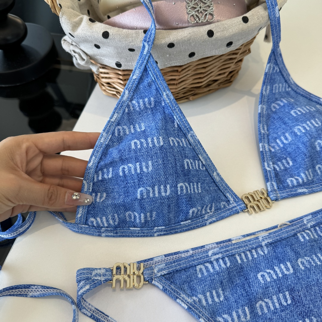 。 miumiu缪缪新款比基尼😍🥰适合多种场景的游泳衣🏊‍♀️海边 游泳池 温泉 水上乐园 漂流都可以😌