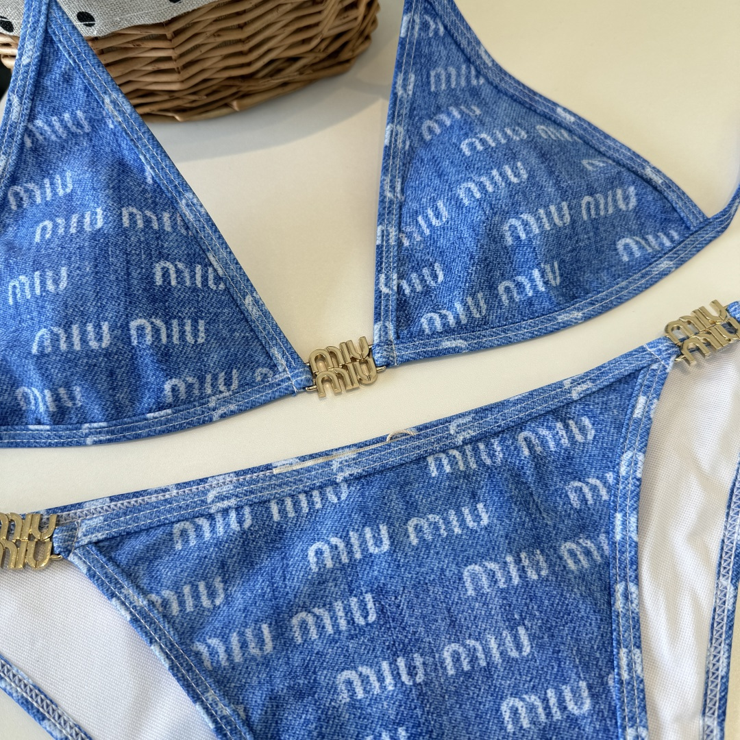 。 miumiu缪缪新款比基尼😍🥰适合多种场景的游泳衣🏊‍♀️海边 游泳池 温泉 水上乐园 漂流都可以😌