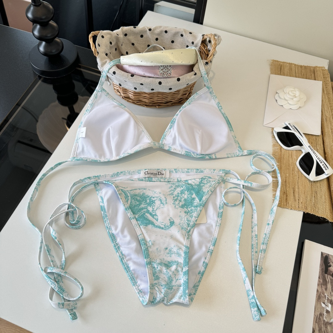 。Dior迪奥 新款比基尼泳衣👙❤️😍🥰适合多种场景的游泳衣🏊‍♀️海边 游泳池 温泉 水上乐园 漂流都