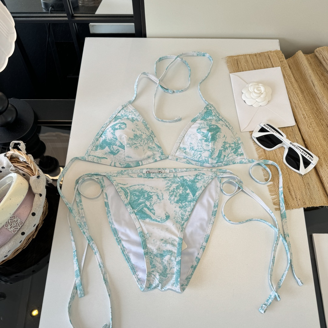 。Dior迪奥 新款比基尼泳衣👙❤️😍🥰适合多种场景的游泳衣🏊‍♀️海边 游泳池 温泉 水上乐园 漂流都