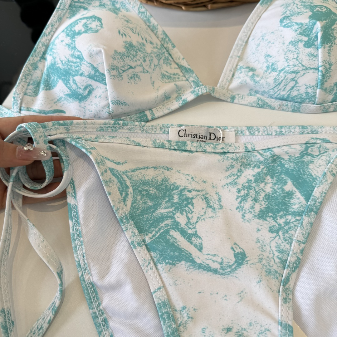 。Dior迪奥 新款比基尼泳衣👙❤️😍🥰适合多种场景的游泳衣🏊‍♀️海边 游泳池 温泉 水上乐园 漂流都