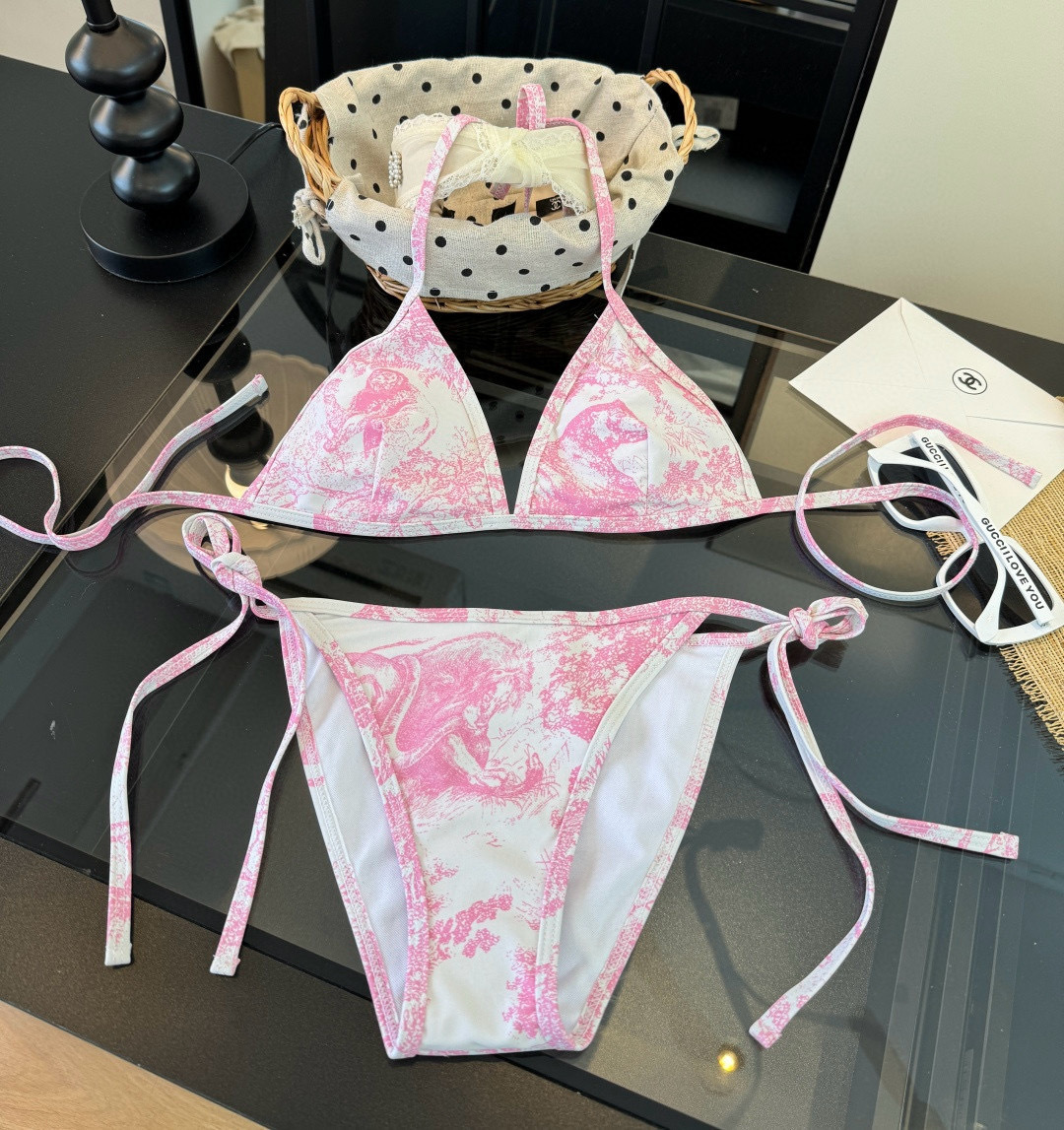 。Dior迪奥 新款比基尼泳衣👙❤️😍🥰适合多种场景的游泳衣🏊‍♀️海边 游泳池 温泉 水上乐园 漂流都