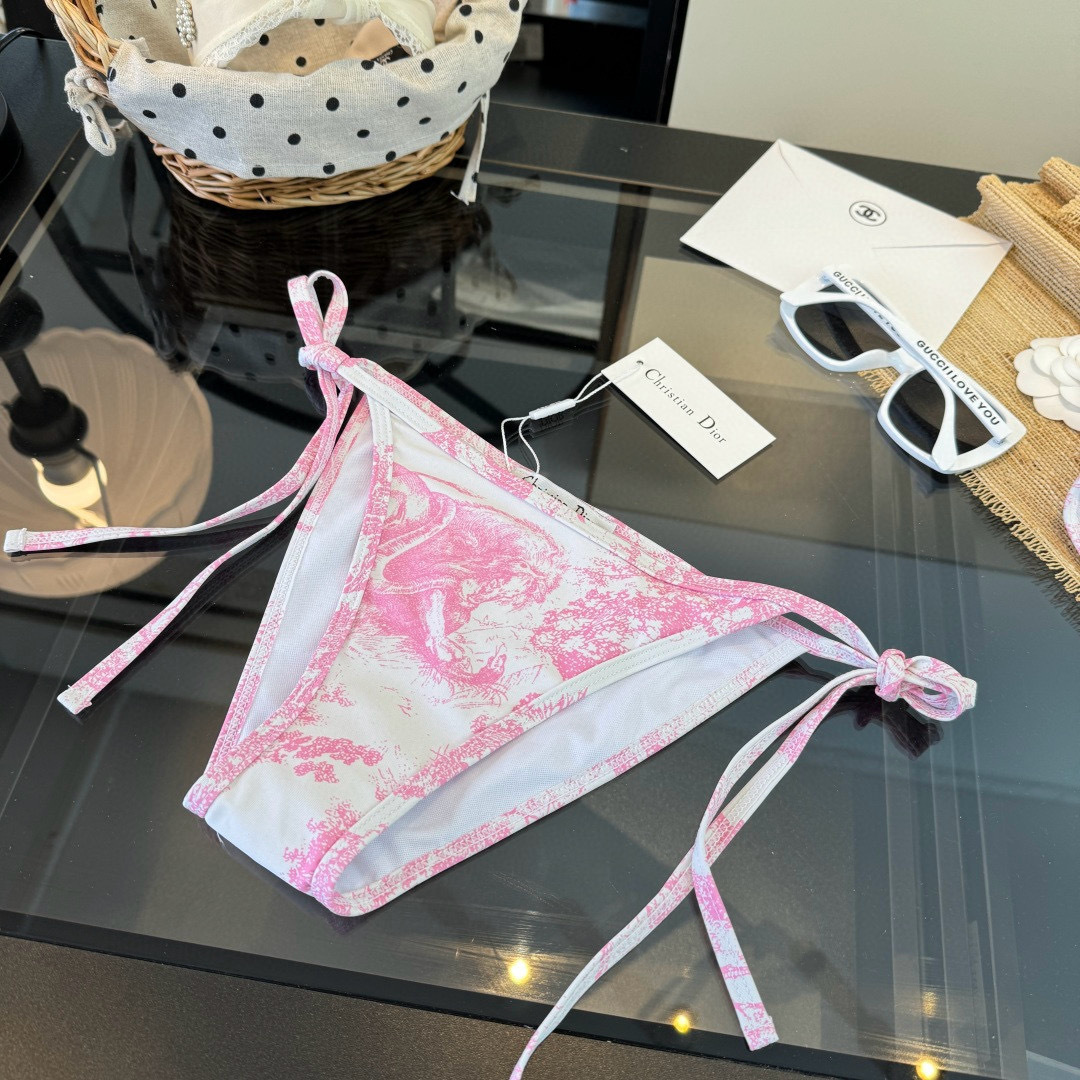 。Dior迪奥 新款比基尼泳衣👙❤️😍🥰适合多种场景的游泳衣🏊‍♀️海边 游泳池 温泉 水上乐园 漂流都