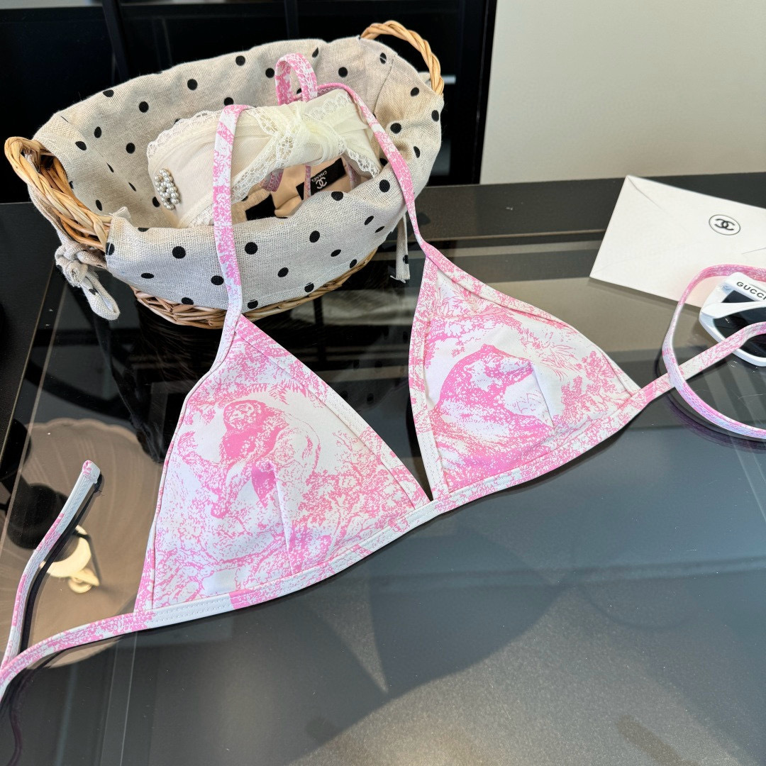 。Dior迪奥 新款比基尼泳衣👙❤️😍🥰适合多种场景的游泳衣🏊‍♀️海边 游泳池 温泉 水上乐园 漂流都