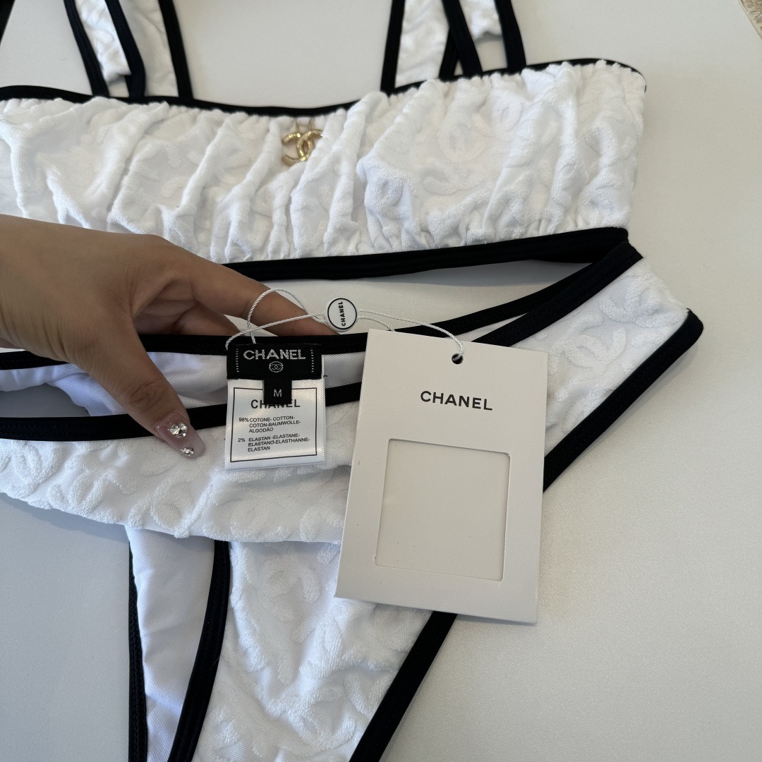 。Chanel香奈儿新款比基尼泳衣👙❤️😍🥰适合多种场景的游泳衣🏊‍♀️海边 游泳池 温泉 水上乐园 漂