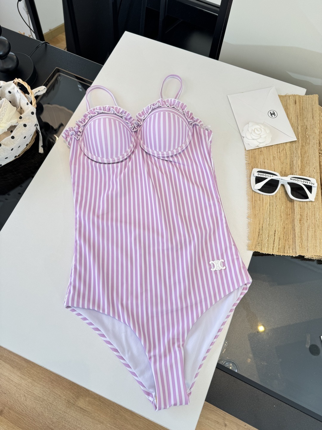。Celine赛琳新款连体泳衣😍🥰适合多种场景的游泳衣🏊‍♀️海边 游泳池 温泉 水上乐园 漂流都可以😌