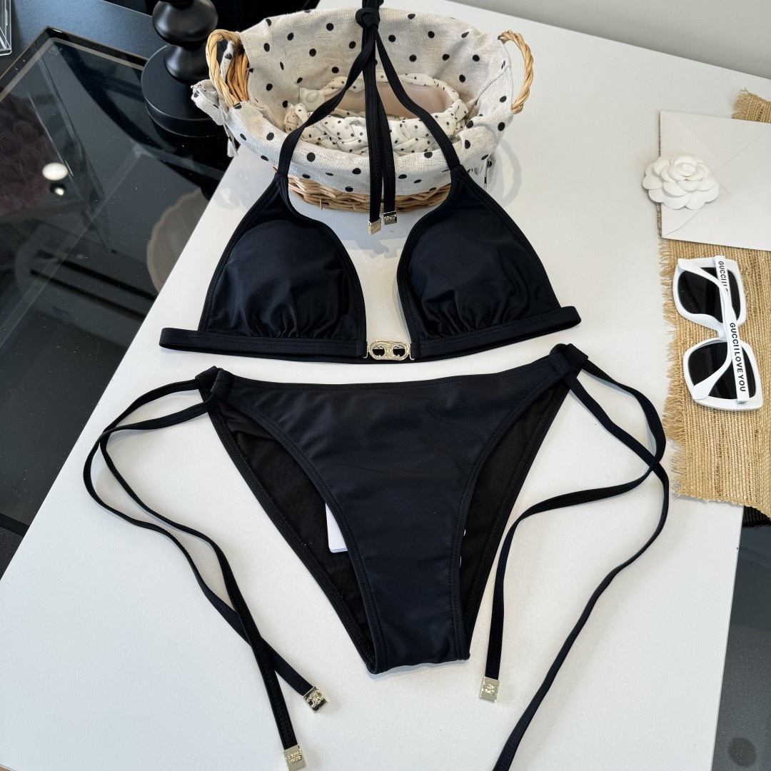 。Celine赛琳比基尼👙 上身超级棒！同步各大专柜发售，自然而然呈现时尚感！十分减龄，具有年轻活力。 