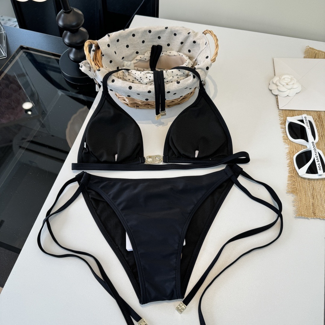 。Celine赛琳比基尼👙 上身超级棒！同步各大专柜发售，自然而然呈现时尚感！十分减龄，具有年轻活力。 