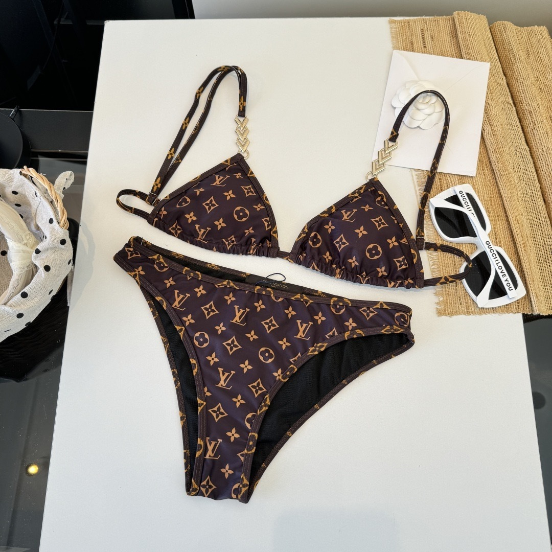 。LV路易威登 比基尼👙 上身超级棒！同步各大专柜发售，自然而然呈现时尚感！十分减龄，具有年轻活力。 码