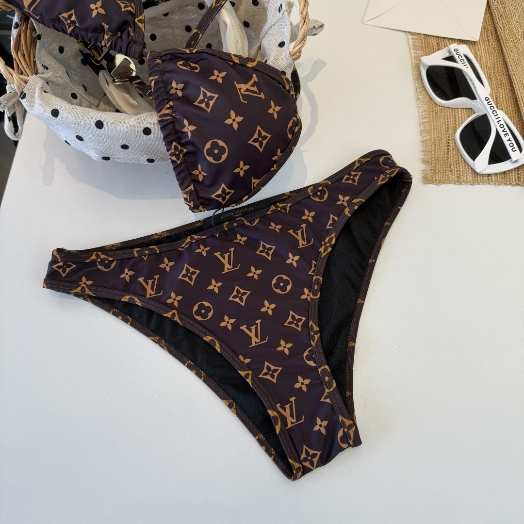 。LV路易威登 比基尼👙 上身超级棒！同步各大专柜发售，自然而然呈现时尚感！十分减龄，具有年轻活力。 码