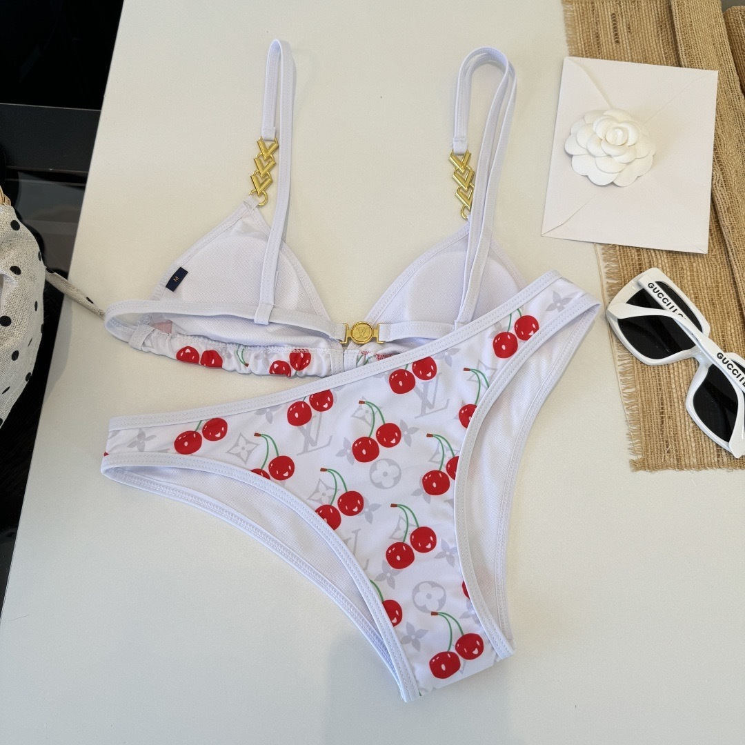 。LV路易威登 比基尼👙 上身超级棒！同步各大专柜发售，自然而然呈现时尚感！十分减龄，具有年轻活力。 码