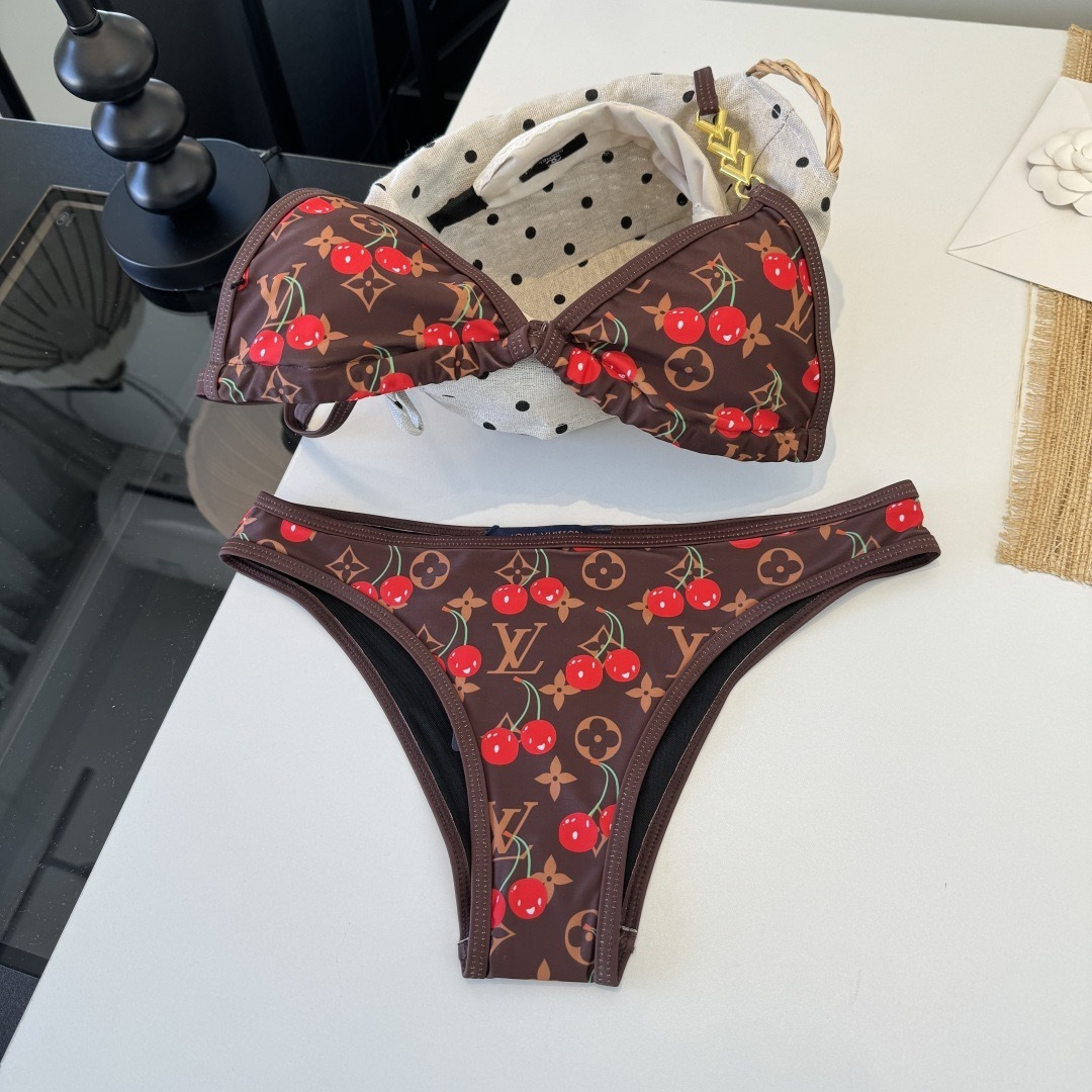 。LV路易威登 比基尼👙 上身超级棒！同步各大专柜发售，自然而然呈现时尚感！十分减龄，具有年轻活力。 码