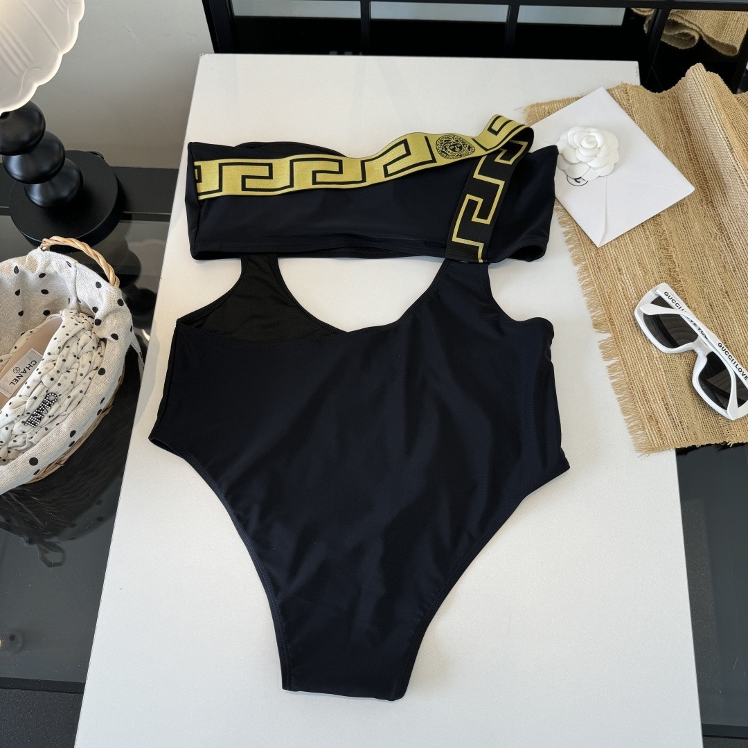 。范思哲新款比基尼泳衣👙❤️😍🥰适合多种场景的游泳衣🏊‍♀️海边 游泳池 温泉 水上乐园 漂流都可以😌内