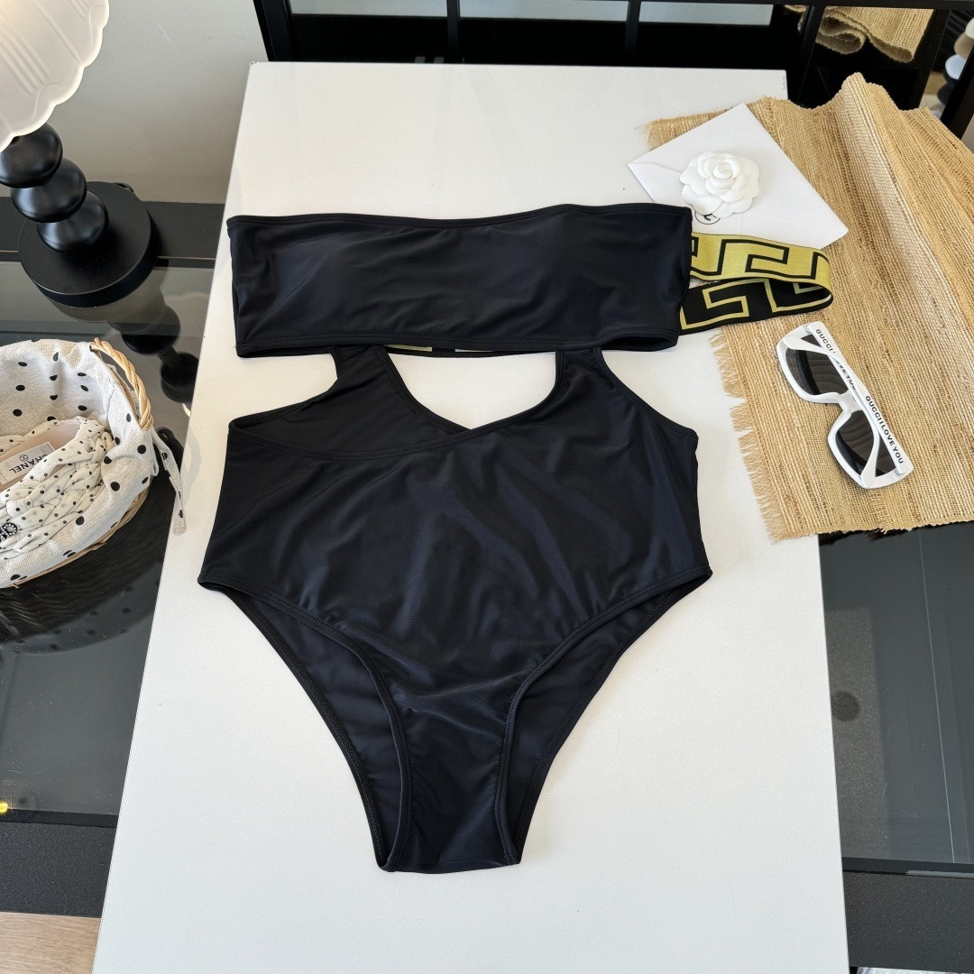 。范思哲新款比基尼泳衣👙❤️😍🥰适合多种场景的游泳衣🏊‍♀️海边 游泳池 温泉 水上乐园 漂流都可以😌内
