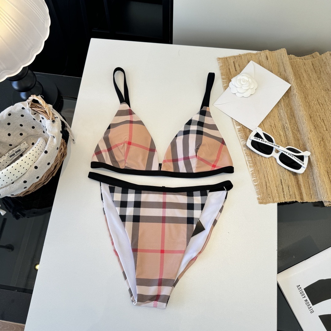 。巴宝莉Burberry新款分体比基尼👙个性十足，超显水蛇腰，出游必备SM L XL