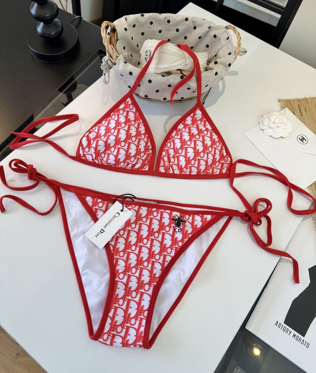 。Dior迪奥 新款比基尼泳衣👙❤️😍🥰适合多种场景的游泳衣🏊‍♀️海边 游泳池 温泉 水上乐园 漂流都
