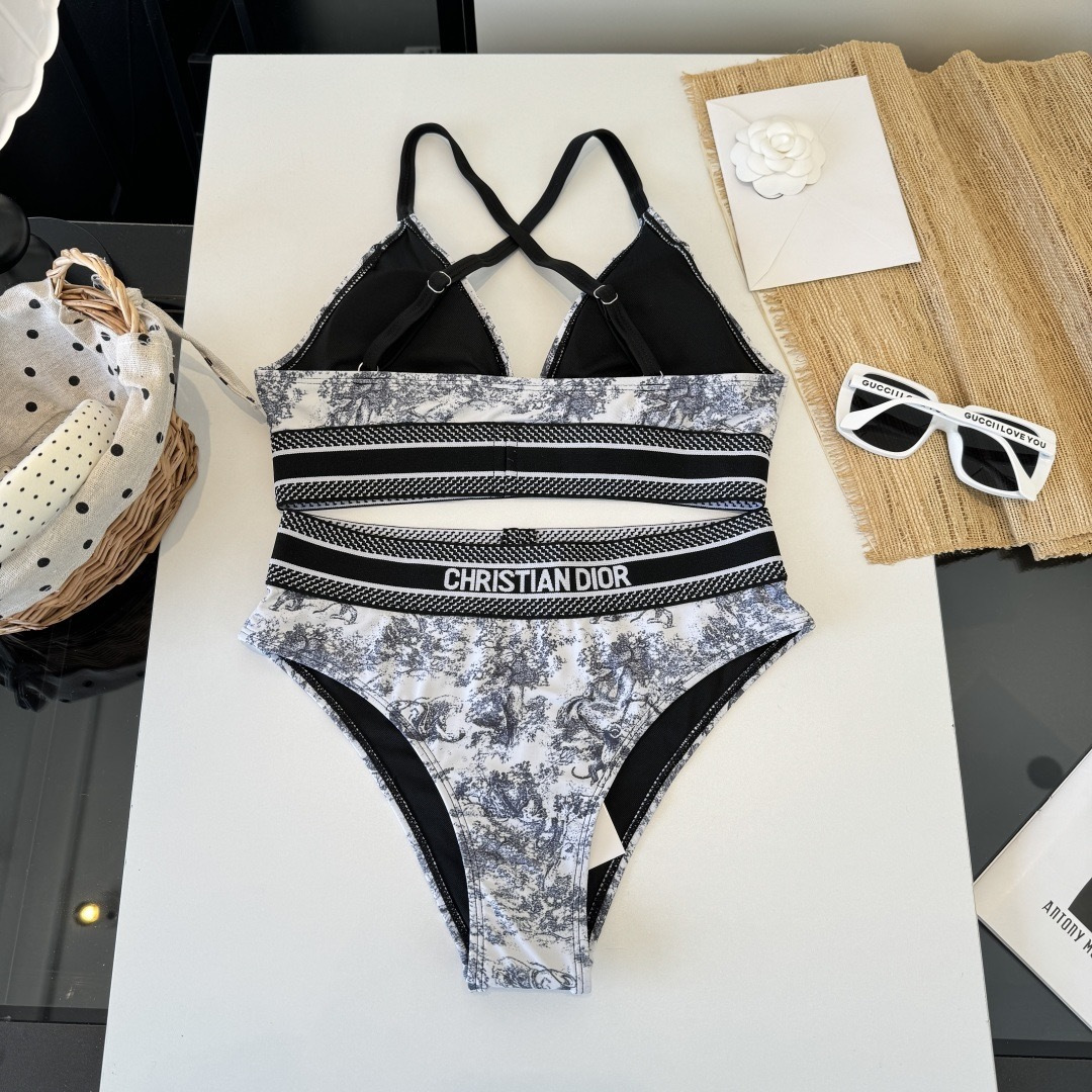 。Dior迪奥新款比基尼泳衣👙❤️😍🥰适合多种场景的游泳衣🏊‍♀️海边 游泳池 温泉 水上乐园 漂流都可