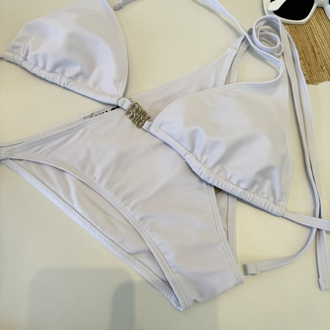 。miumiu缪缪新款分体比基尼泳衣👙❤️😍🥰适合多种场景的游泳衣🏊‍♀️海边 游泳池 温泉 水上乐园 