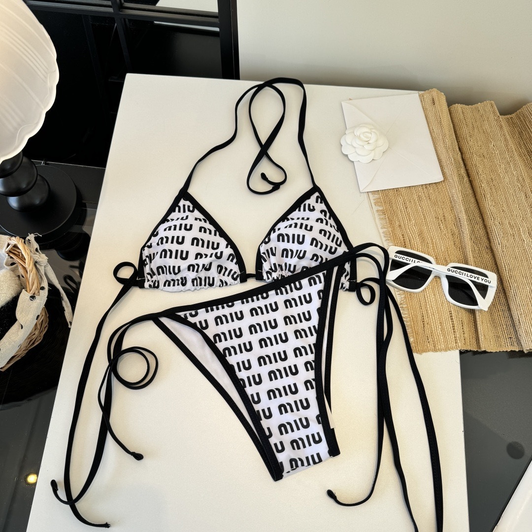 。miumiu缪缪新款分体比基尼泳衣👙❤️😍🥰适合多种场景的游泳衣🏊‍♀️海边 游泳池 温泉 水上乐园 