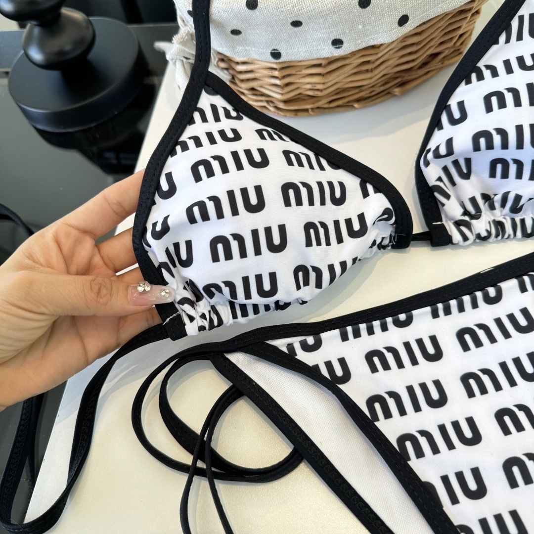 。miumiu缪缪新款分体比基尼泳衣👙❤️😍🥰适合多种场景的游泳衣🏊‍♀️海边 游泳池 温泉 水上乐园 