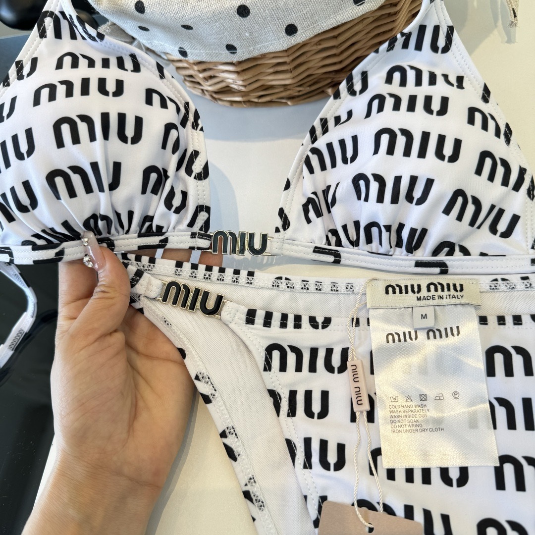 。miumiu缪缪新款分体比基尼泳衣👙❤️😍🥰适合多种场景的游泳衣🏊‍♀️海边 游泳池 温泉 水上乐园 
