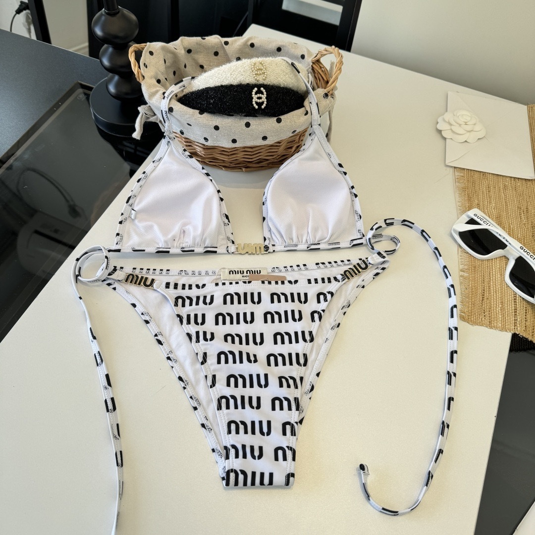 。miumiu缪缪新款分体比基尼泳衣👙❤️😍🥰适合多种场景的游泳衣🏊‍♀️海边 游泳池 温泉 水上乐园 