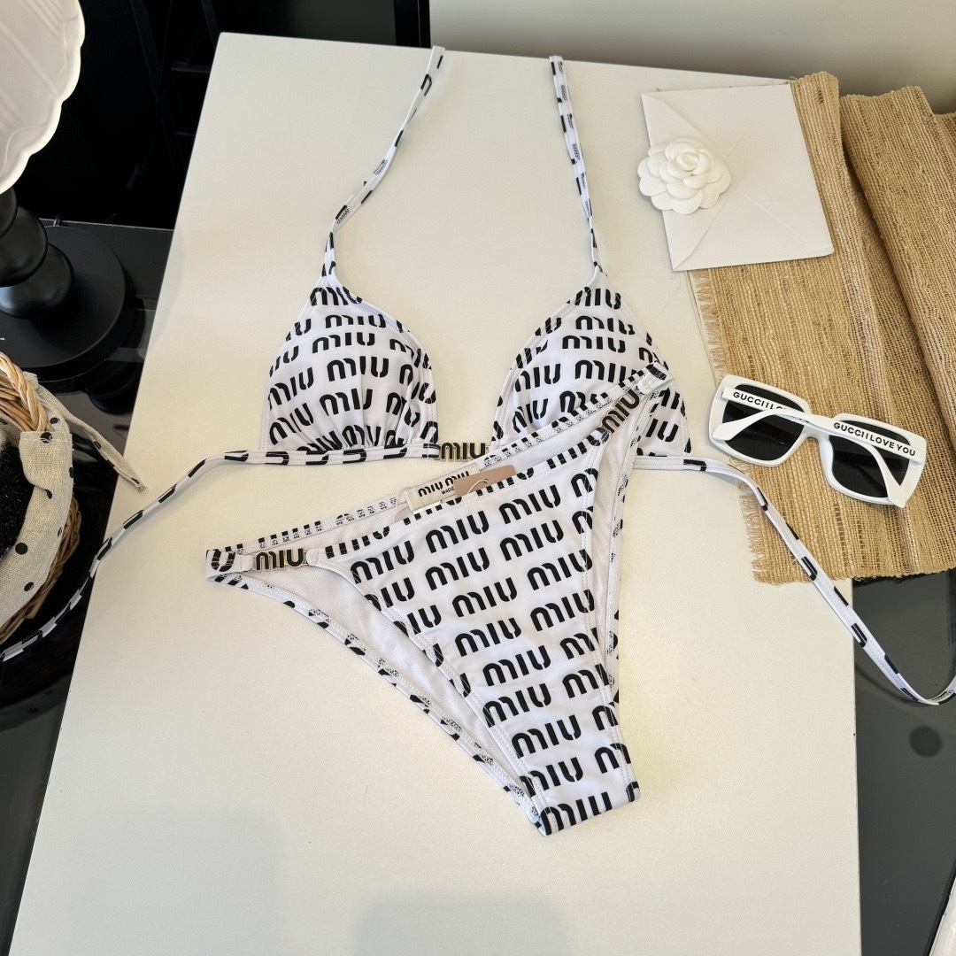 。miumiu缪缪新款分体比基尼泳衣👙❤️😍🥰适合多种场景的游泳衣🏊‍♀️海边 游泳池 温泉 水上乐园 