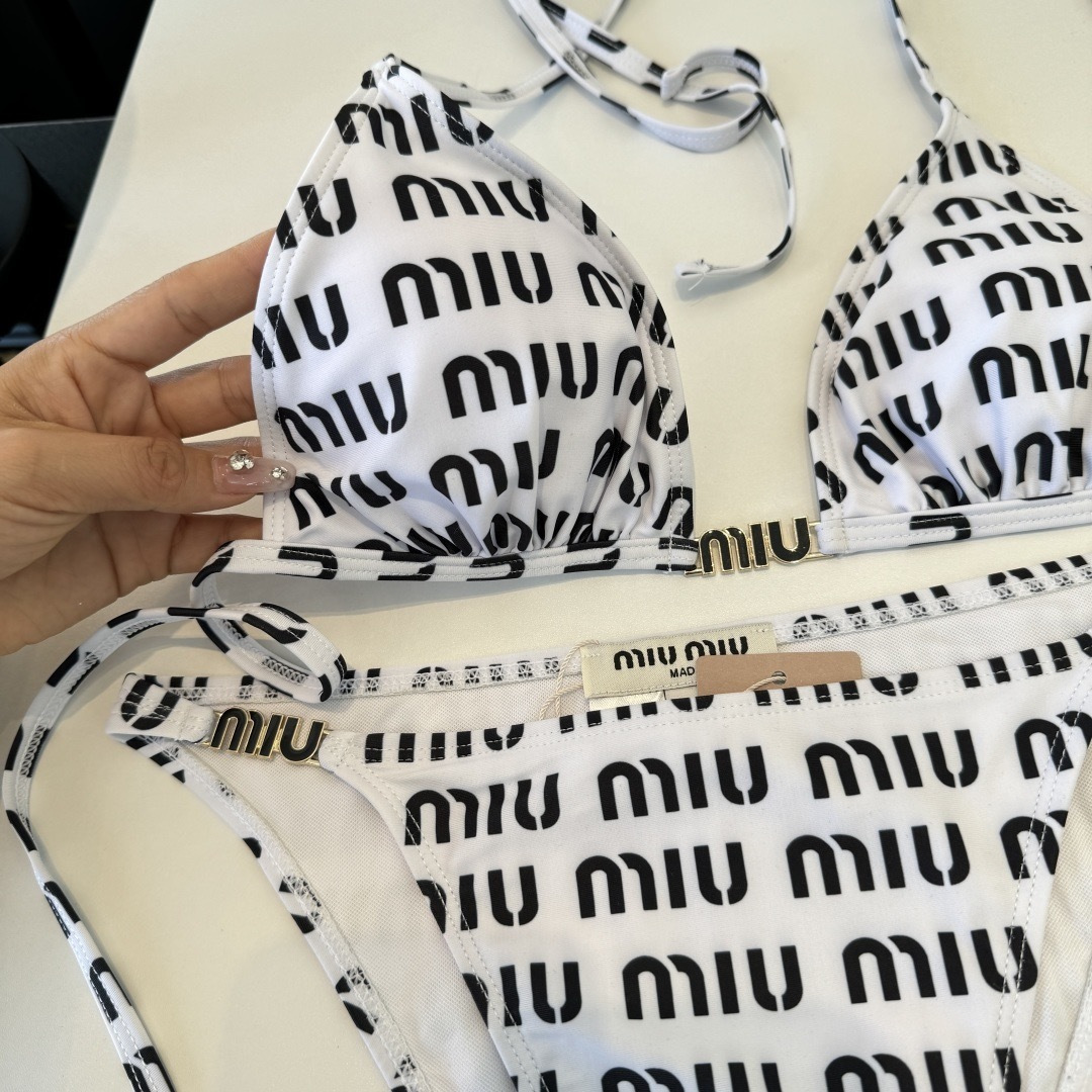 。miumiu缪缪新款分体比基尼泳衣👙❤️😍🥰适合多种场景的游泳衣🏊‍♀️海边 游泳池 温泉 水上乐园 