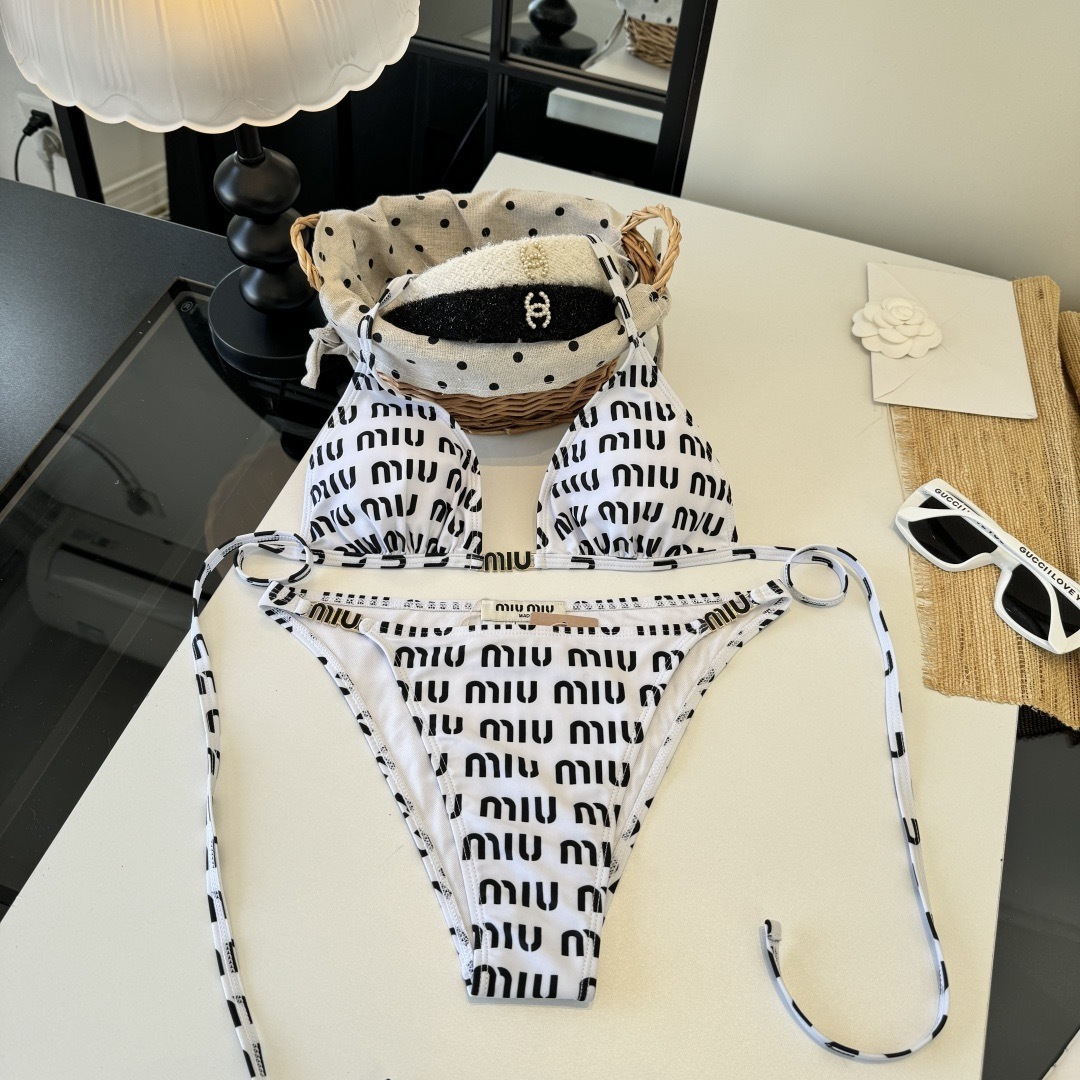。miumiu缪缪新款分体比基尼泳衣👙❤️😍🥰适合多种场景的游泳衣🏊‍♀️海边 游泳池 温泉 水上乐园 