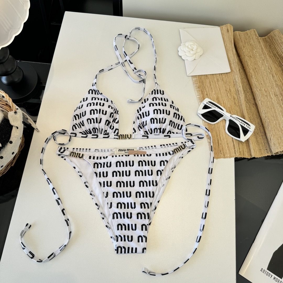 。miumiu缪缪新款分体比基尼泳衣👙❤️😍🥰适合多种场景的游泳衣🏊‍♀️海边 游泳池 温泉 水上乐园 