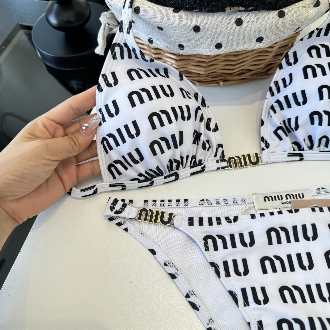 。miumiu缪缪新款分体比基尼泳衣👙❤️😍🥰适合多种场景的游泳衣🏊‍♀️海边 游泳池 温泉 水上乐园 