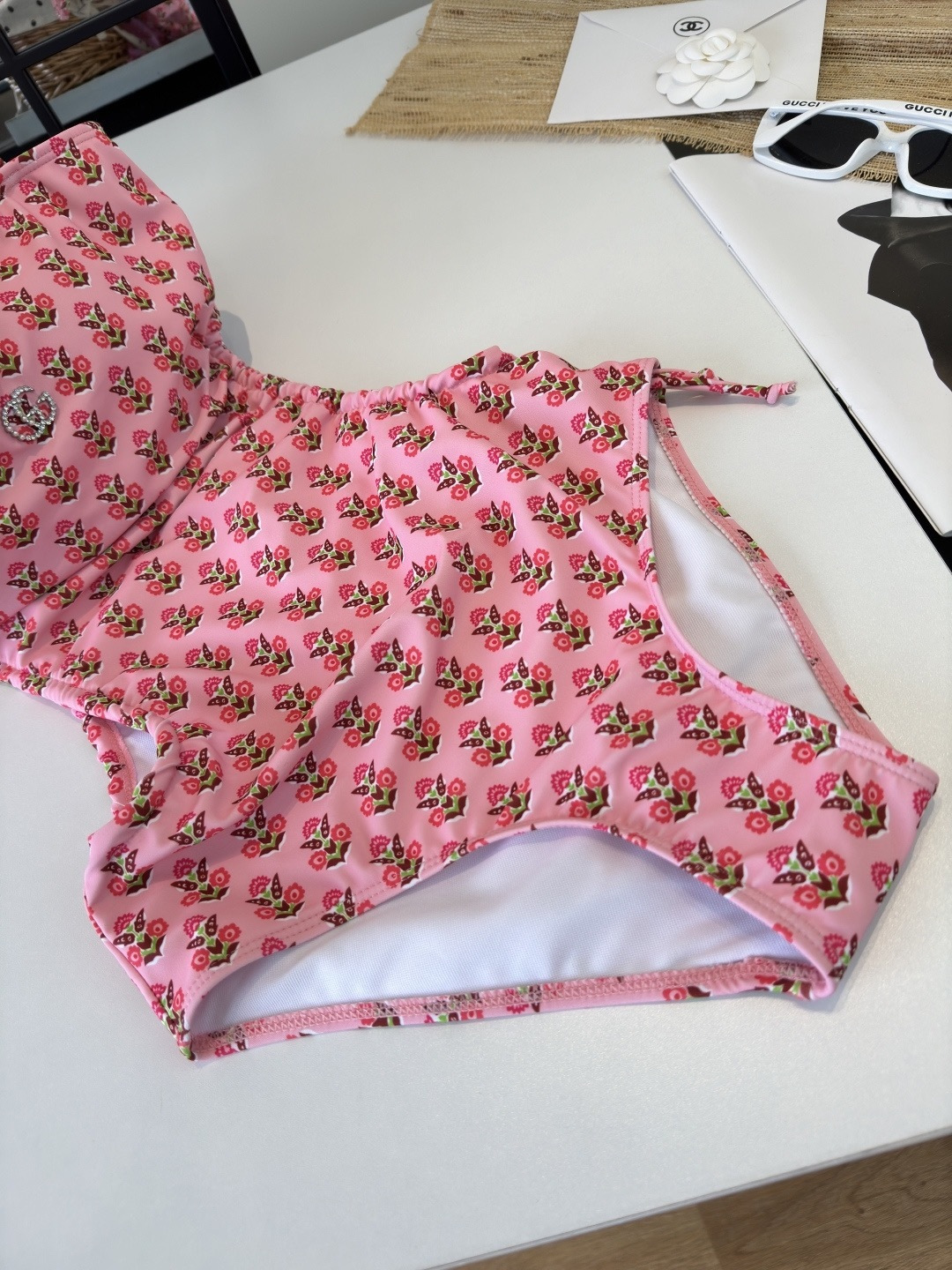 。Gucci古奇连体泳衣 😍🥰适合多种场景的游泳衣🏊‍♀️海边 游泳池 温泉 水上乐园 漂流都可以😌内搭