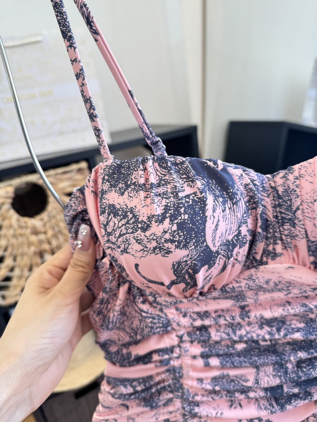 。Dior迪奥新连体比基尼👙泳衣，个性十足，超显水蛇腰，出游必备SM L XL