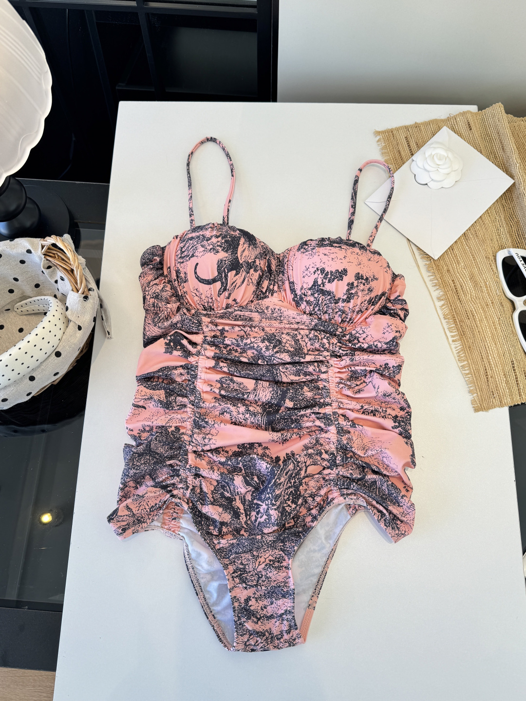 。Dior迪奥新连体比基尼👙泳衣，个性十足，超显水蛇腰，出游必备SM L XL