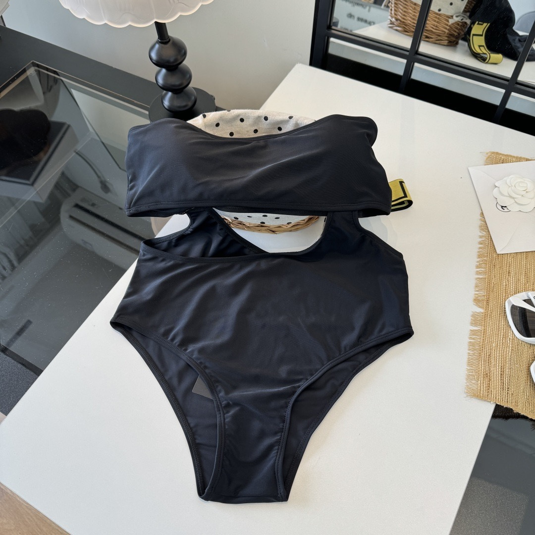 。范思哲新款比基尼泳衣👙❤️😍🥰适合多种场景的游泳衣🏊‍♀️海边 游泳池 温泉 水上乐园 漂流都可以😌内
