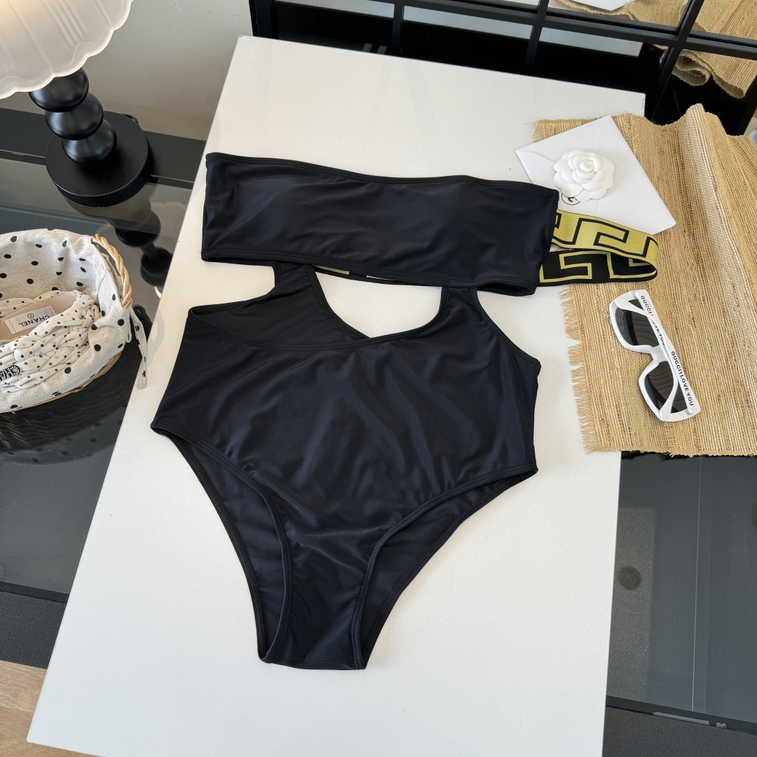 。范思哲新款比基尼泳衣👙❤️😍🥰适合多种场景的游泳衣🏊‍♀️海边 游泳池 温泉 水上乐园 漂流都可以😌内