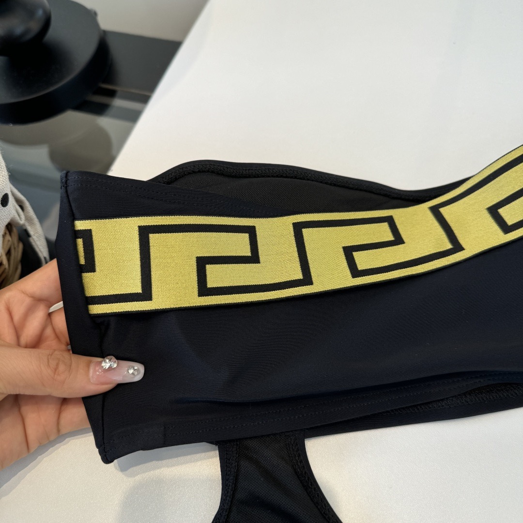 。范思哲新款比基尼泳衣👙❤️😍🥰适合多种场景的游泳衣🏊‍♀️海边 游泳池 温泉 水上乐园 漂流都可以😌内