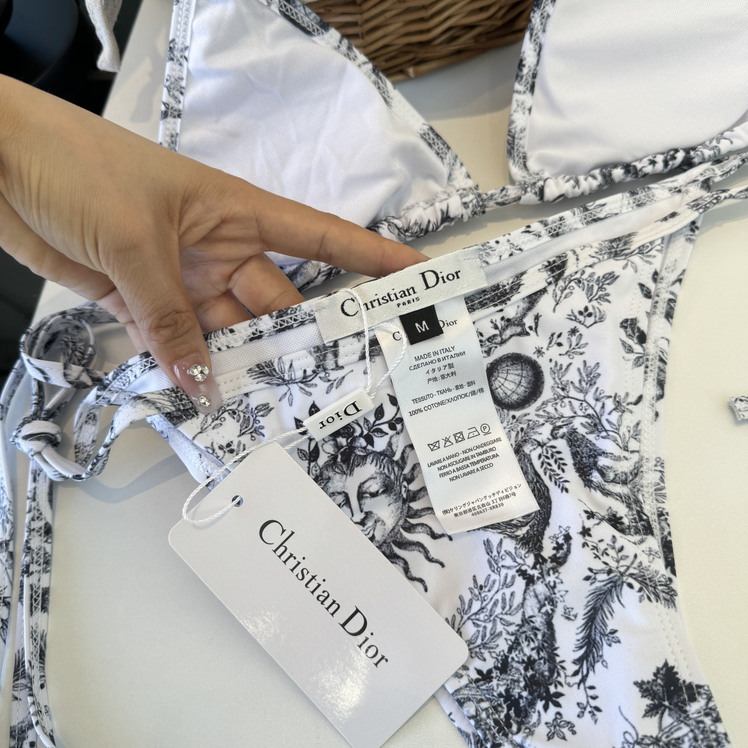 。Dior迪奥比基尼👙 上身超级棒！同步各大专柜发售，自然而然呈现时尚感！十分减龄，具有年轻活力。 码数