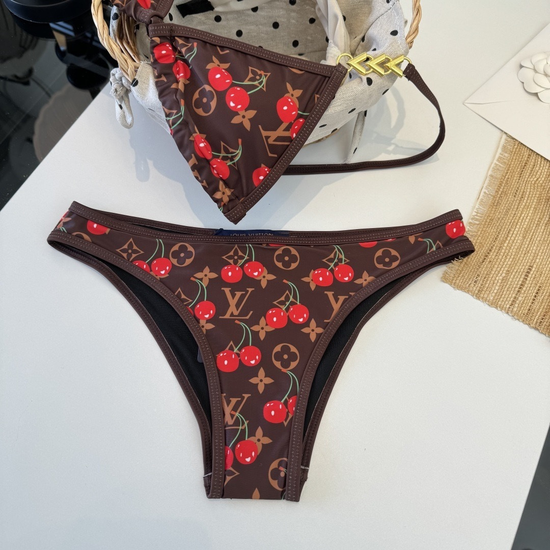 。LV路易威登 比基尼👙 上身超级棒！同步各大专柜发售，自然而然呈现时尚感！十分减龄，具有年轻活力。 码