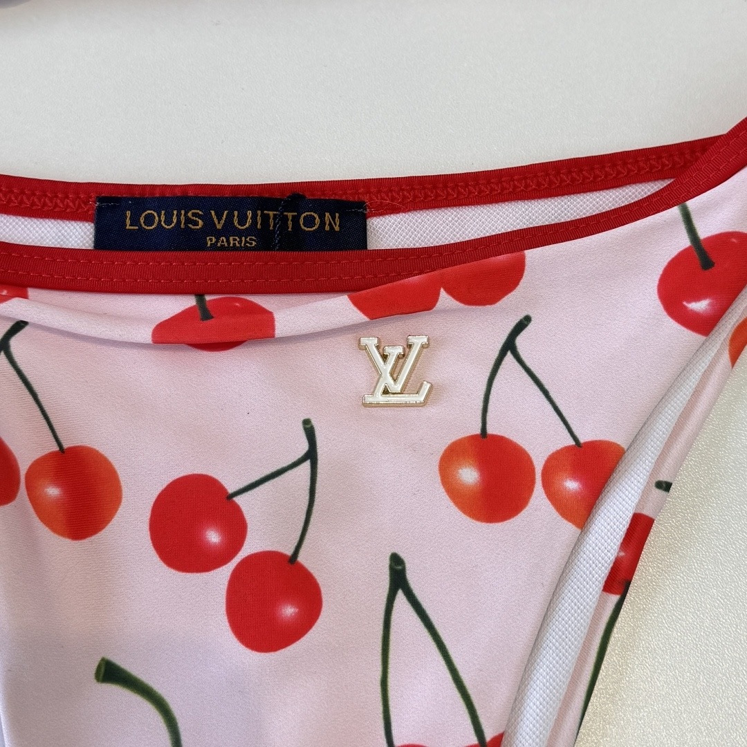 。LV路易威登比基尼👙 上身超级棒！同步各大专柜发售，自然而然呈现时尚感！十分减龄，具有年轻活力。 码数