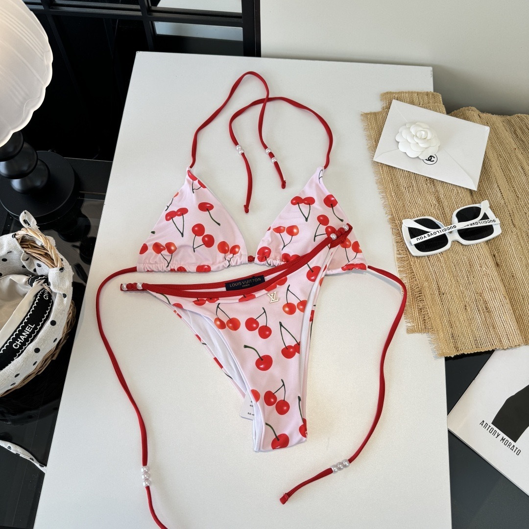 。LV路易威登比基尼👙 上身超级棒！同步各大专柜发售，自然而然呈现时尚感！十分减龄，具有年轻活力。 码数
