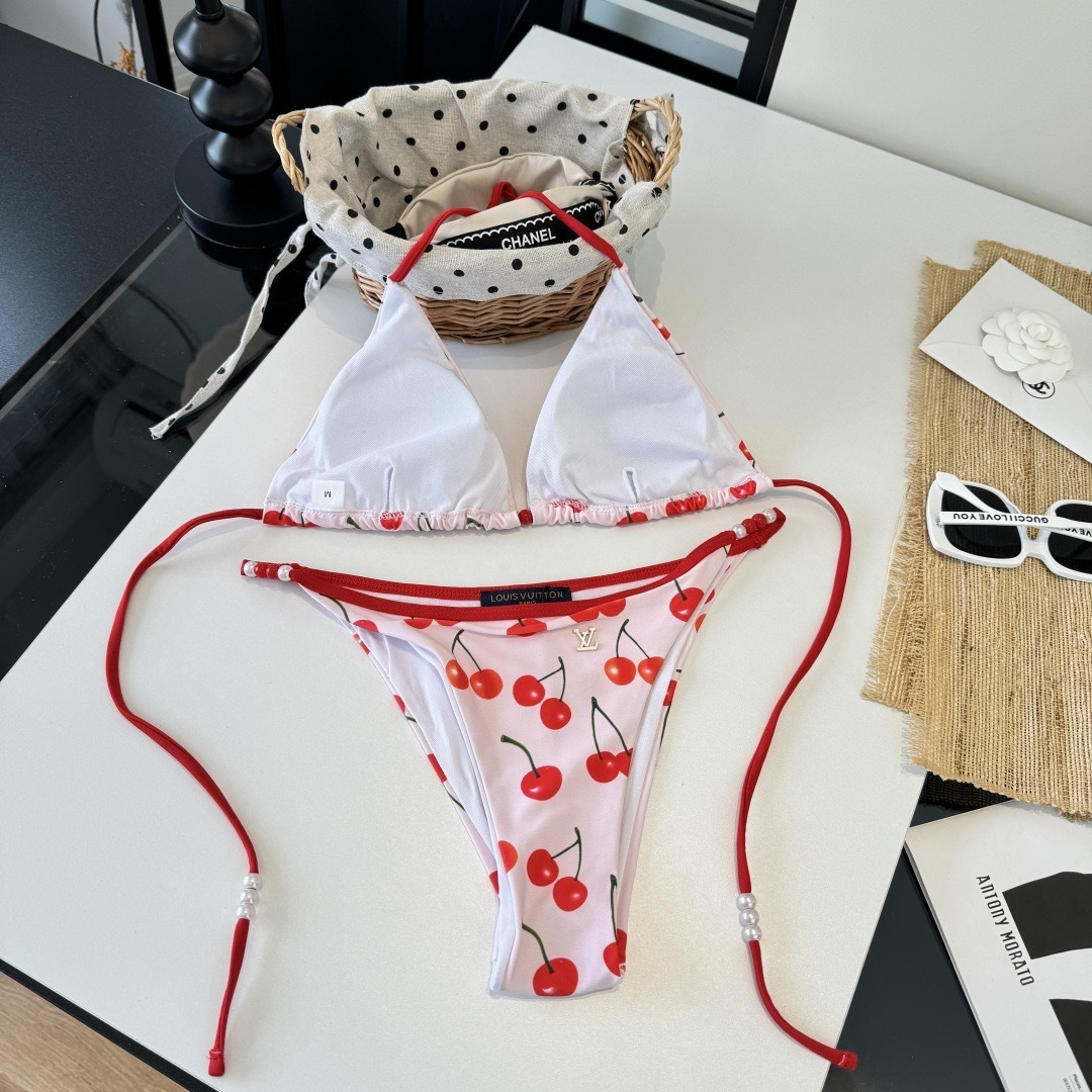 。LV路易威登比基尼👙 上身超级棒！同步各大专柜发售，自然而然呈现时尚感！十分减龄，具有年轻活力。 码数