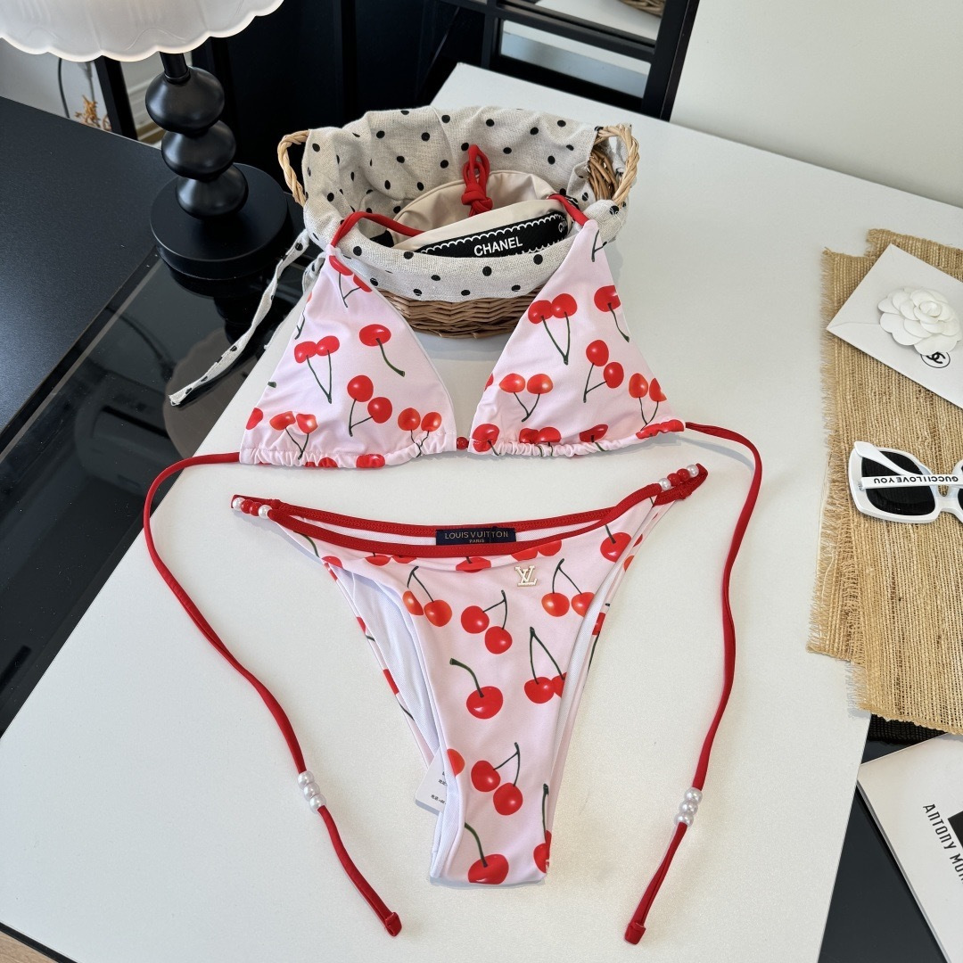 。LV路易威登比基尼👙 上身超级棒！同步各大专柜发售，自然而然呈现时尚感！十分减龄，具有年轻活力。 码数