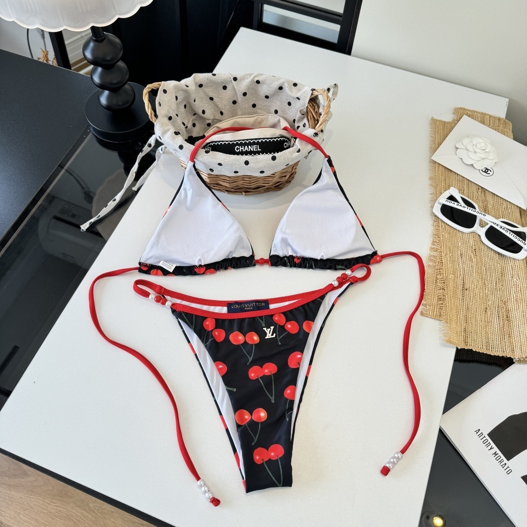 。LV路易威登比基尼👙 上身超级棒！同步各大专柜发售，自然而然呈现时尚感！十分减龄，具有年轻活力。 码数