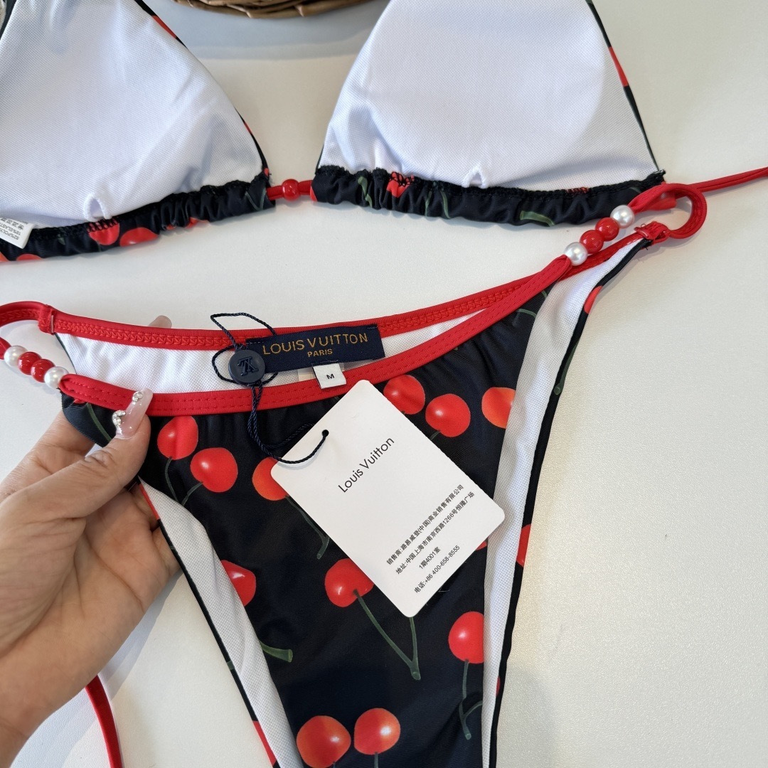 。LV路易威登比基尼👙 上身超级棒！同步各大专柜发售，自然而然呈现时尚感！十分减龄，具有年轻活力。 码数