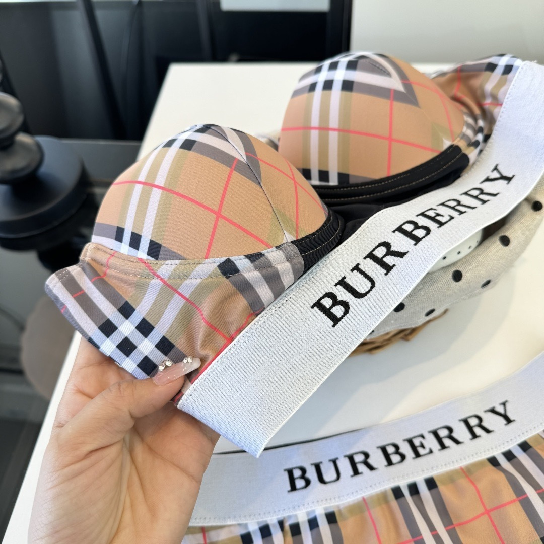 。巴宝莉Burberry新款分体比基尼👙个性十足，超显水蛇腰，出游必备SM L XL