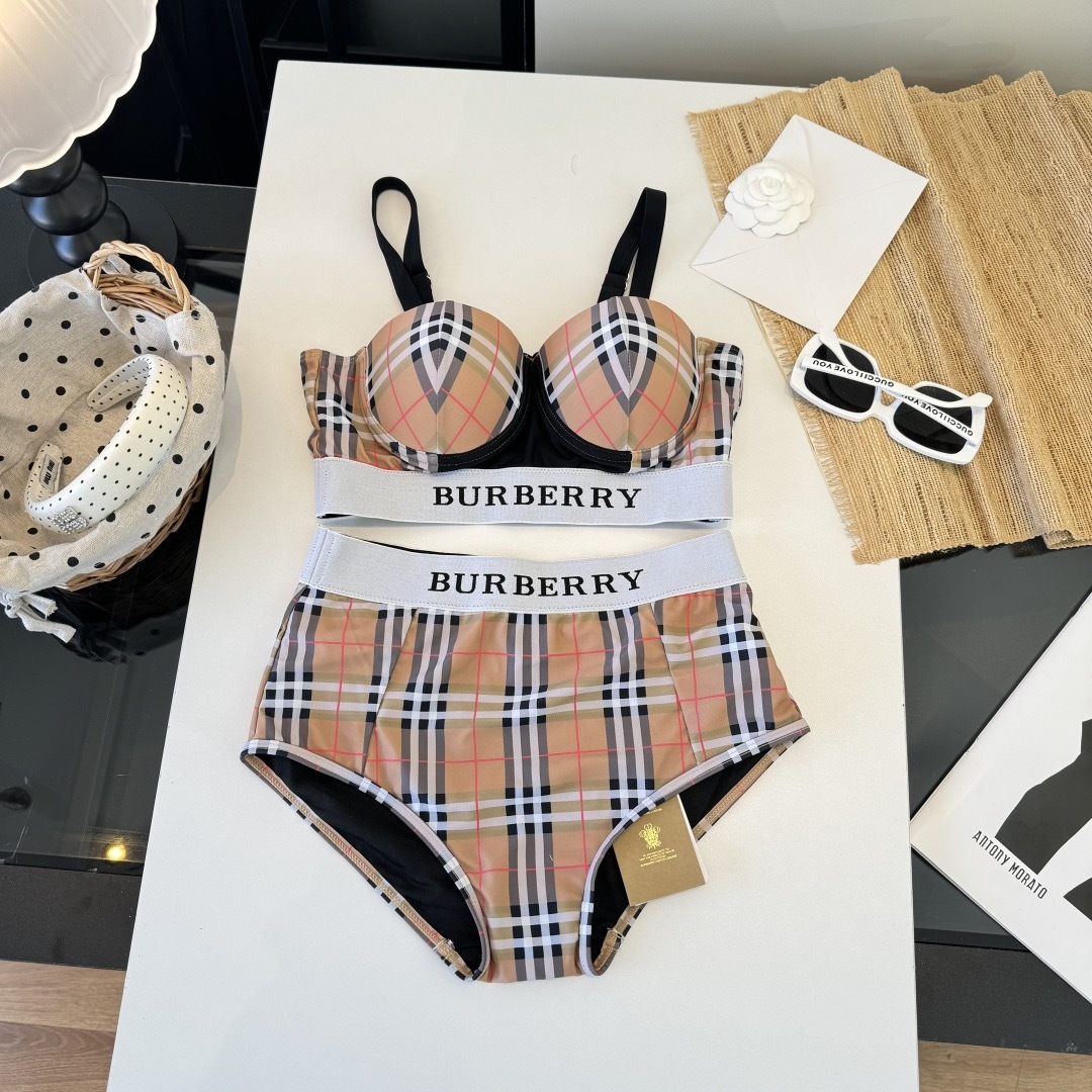 。巴宝莉Burberry新款分体比基尼👙个性十足，超显水蛇腰，出游必备SM L XL