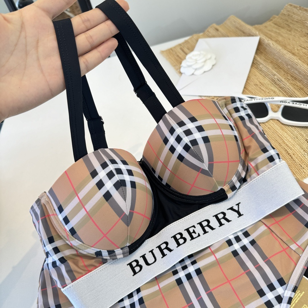 。巴宝莉Burberry新款分体比基尼👙个性十足，超显水蛇腰，出游必备SM L XL