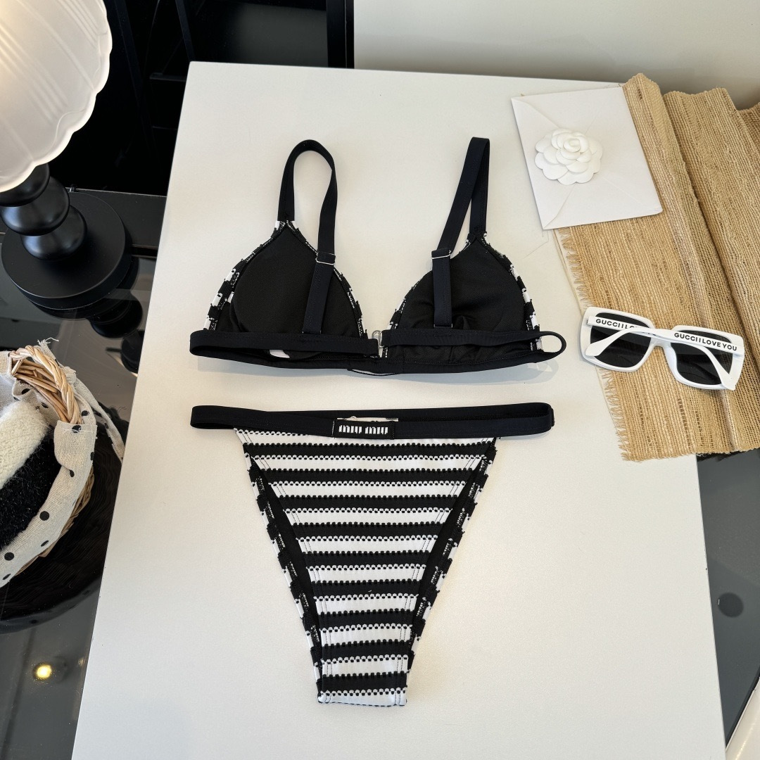 。miumiu缪缪新款分体比基尼泳衣👙❤️😍🥰适合多种场景的游泳衣🏊‍♀️海边 游泳池 温泉 水上乐园 